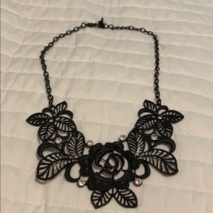 Elegant black necklace!